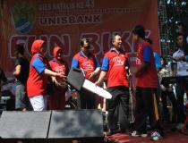 penyerahan simbolis hadiah sepeda motor